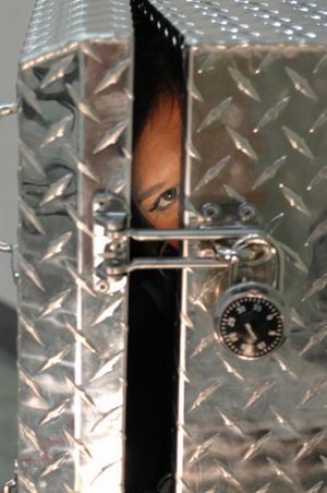 kristen_peeking